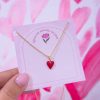 20224 - Collar armado corazon rojo en V