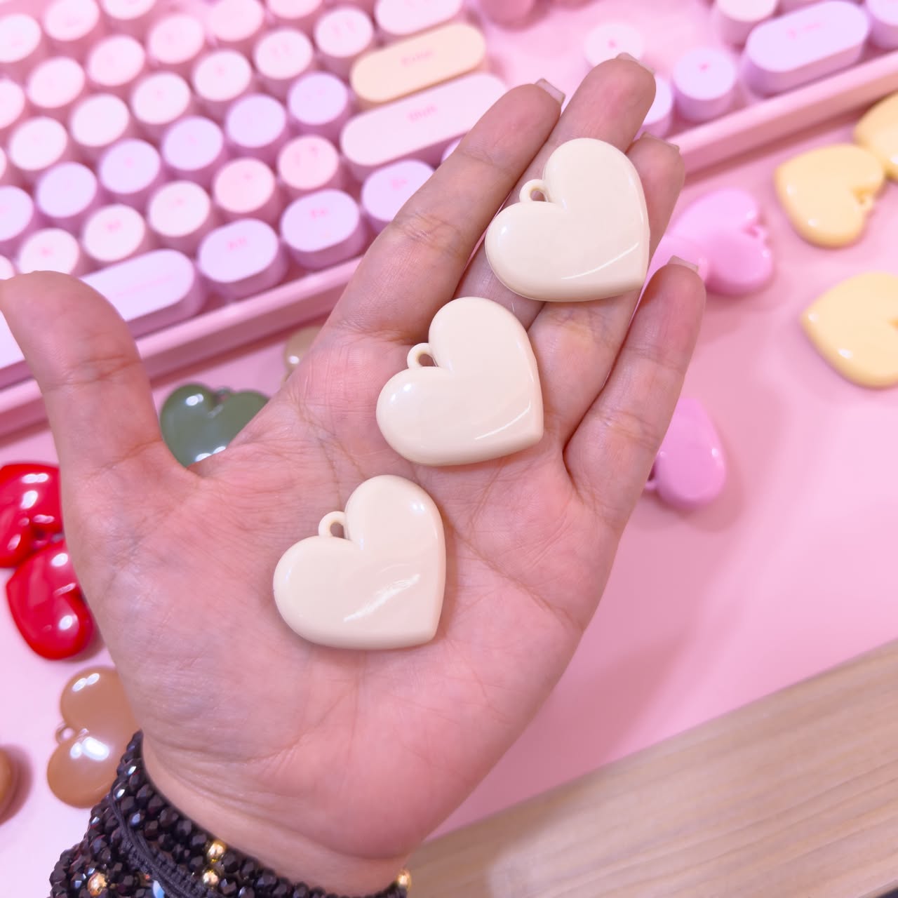20412-3 Dije Acrilico corazon grande BEIGE
