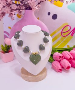 21116 - Collar chicle con corazon verde oliva