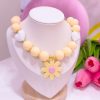 21147 - Collar chicle corazon con flor beige