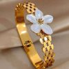 41104 - Pulsera Acero dorada flor blanca