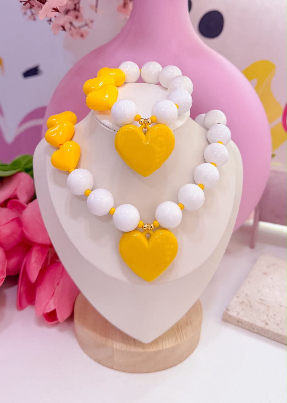 21168 - Set collar chicle blanco con amarillo corazon