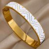 41166 - Pulsera acero dorada trebol fondo blanco gruesa