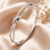 41208-1 Pulsera acero plateada nudo con cristales